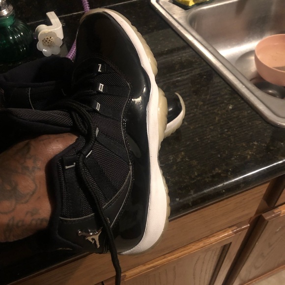 Black and white retro Jordan 11 size 8 still like new - Picture 1 of 6